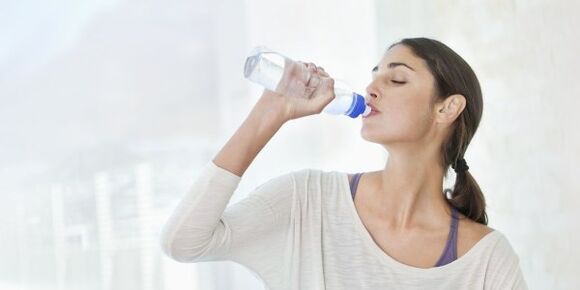 Para perder peso rápido, você precisa beber pelo menos 2 litros de água diariamente. 