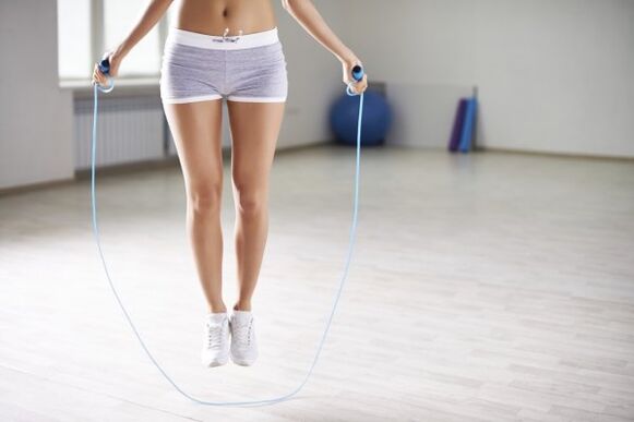 Pular corda ajuda a perder peso em uma semana em casa