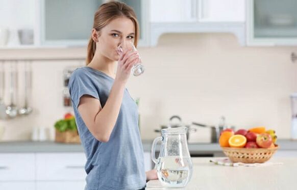 Beber água antes das refeições para perder peso com uma dieta preguiçosa