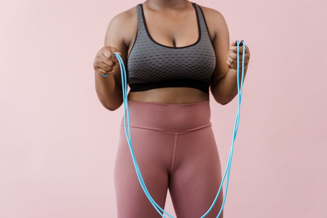 Pular corda é um treino cardiovascular que permite perder peso na região abdominal